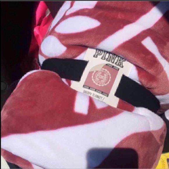 VS PINK SHERPA BLANKET - Picture 3 of 3